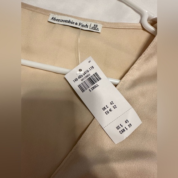 Abercrombie & Fitch NWT Cream Satin Top Size XSmall. - Picture 3 of 4